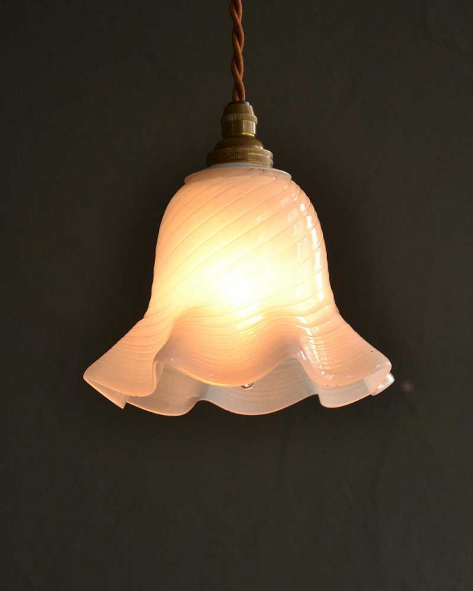 ペンダントライト　照明・ライティング　オパールセントガラスがキレイなアンティークペンダントライト(コード・シャンデリア電球・ギャラリーなし)。。(k-3103-z)