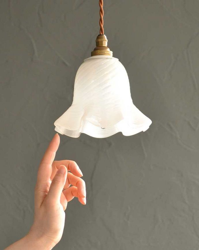 ペンダントライト　照明・ライティング　オパールセントガラスがキレイなアンティークペンダントライト(コード・シャンデリア電球・ギャラリーなし)。。(k-3103-z)