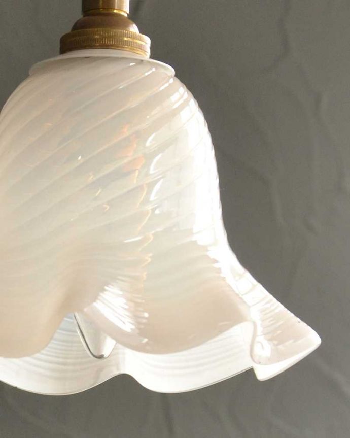 ペンダントライト　照明・ライティング　オパールセントガラスがキレイなアンティークペンダントライト(コード・シャンデリア電球・ギャラリーなし)。。(k-3103-z)