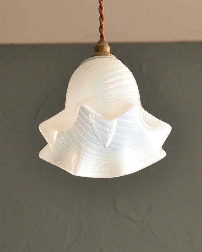 ペンダントライト　照明・ライティング　オパールセントガラスがキレイなアンティークペンダントライト(コード・シャンデリア電球・ギャラリーなし)。。(k-3103-z)