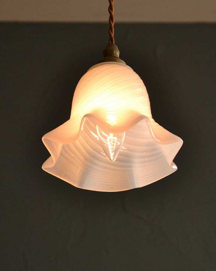 ペンダントライト　照明・ライティング　オパールセントガラスがキレイなアンティークペンダントライト(コード・シャンデリア電球・ギャラリーなし)。。(k-3103-z)