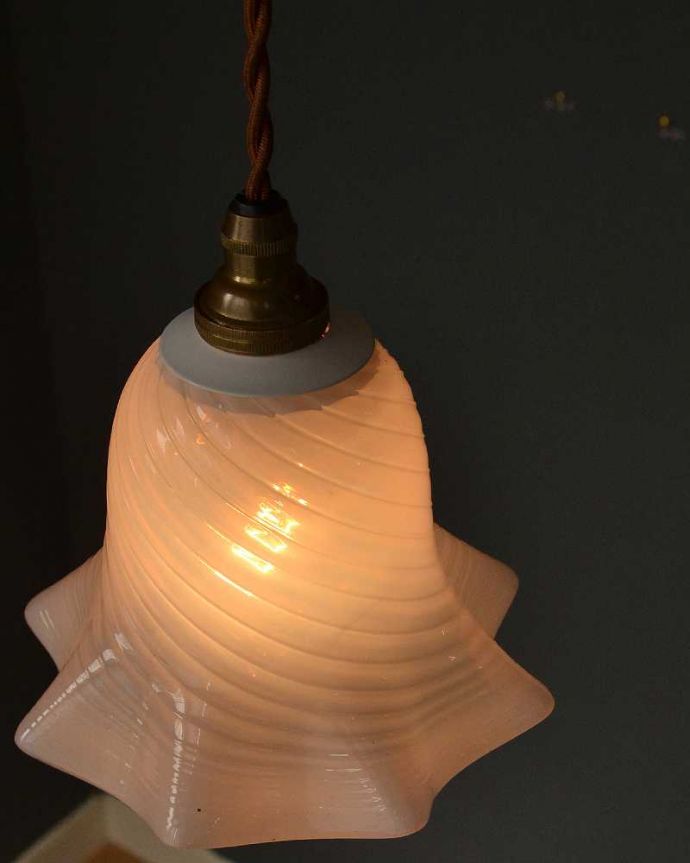 ペンダントライト　照明・ライティング　オパールセントガラスがキレイなアンティークペンダントライト(コード・シャンデリア電球・ギャラリーなし)。。(k-3103-z)