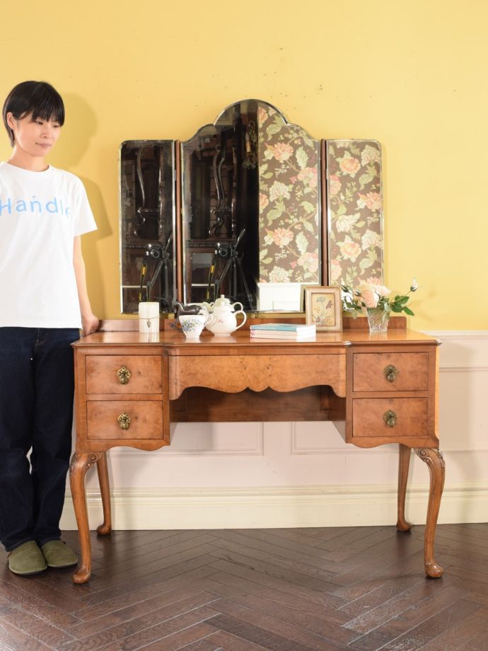 英国アンティークのドレッサー