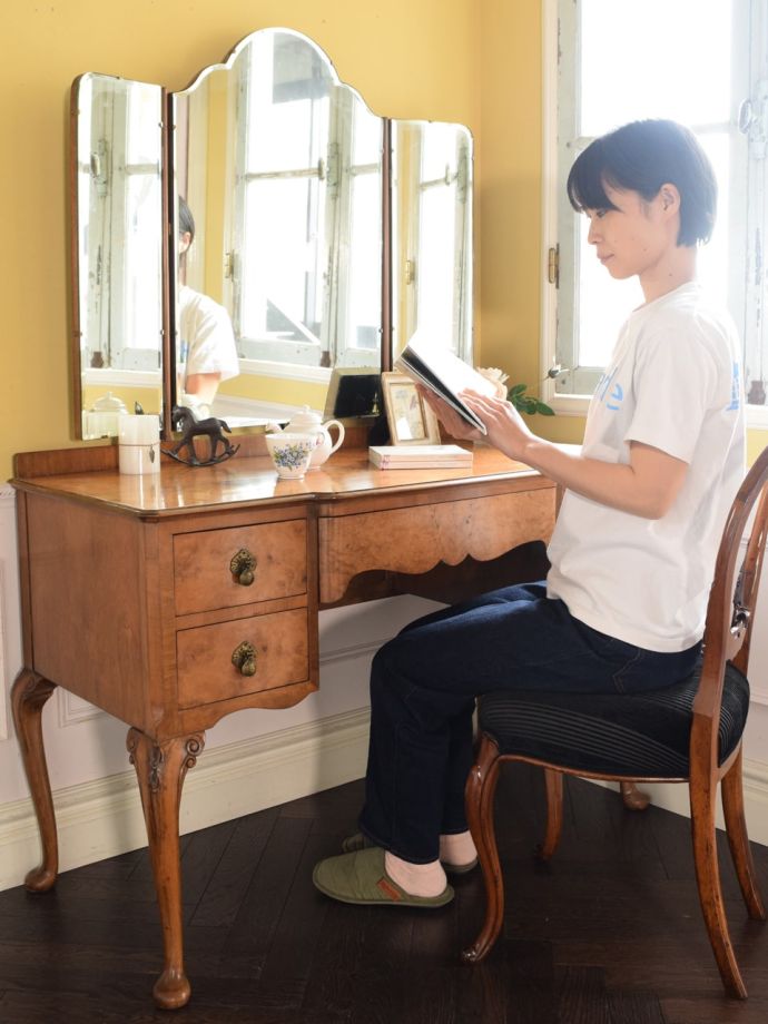 英国アンティークのおしゃれな三面鏡ドレッサー、ウォールナット材の