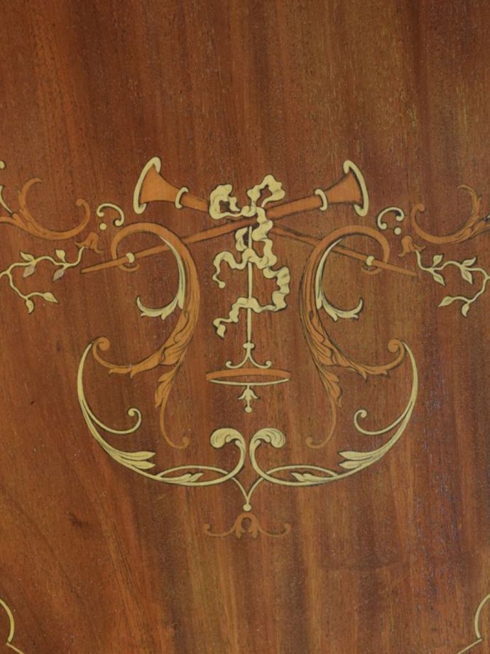 アンティークテーブルの装飾