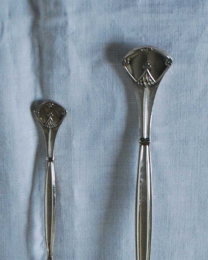 アンティーク シルバー製　アンティーク雑貨　英国のアンティークシルバーカトラリー、サーバースプーン＆ティースプーンセット。本物のシルバーだけが魅せてくれる輝きアンティークのシルバーの中で特に人気のカトラリー。(k-3109-z)
