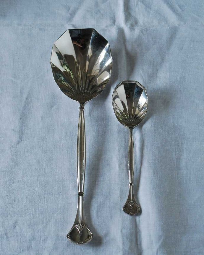 アンティーク シルバー製　アンティーク雑貨　英国のアンティークシルバーカトラリー、サーバースプーン＆ティースプーンセット。上から見るとこんな形ですアンティークなので多少のキズやカケがある場合はありますが、使用上問題はありませんのでご了承下さい。(k-3109-z)