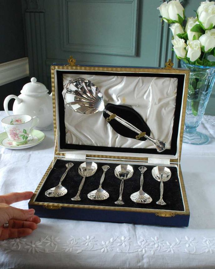 アンティーク シルバー製　アンティーク雑貨　英国のアンティークシルバーカトラリー、サーバースプーン＆ティースプーンセット。セットでお届けします。(k-3109-z)