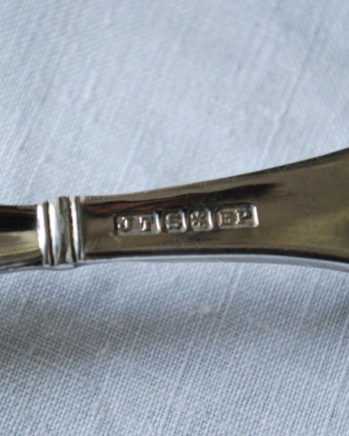 アンティーク シルバー製　アンティーク雑貨　英国のアンティークシルバーカトラリー、サーバースプーン＆ティースプーンセット。裏側には品質の証ちゃんとホールマークが付いています。(k-3109-z)