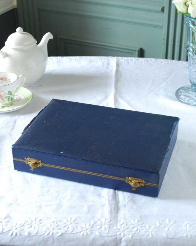 アンティーク シルバー製　アンティーク雑貨　英国のアンティークシルバーカトラリー、サーバースプーン＆ティースプーンセット。ケースの外側は･･･人気のケース付き。(k-3109-z)