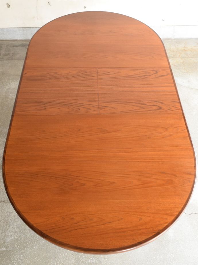 天板を広げた伸長式テーブル