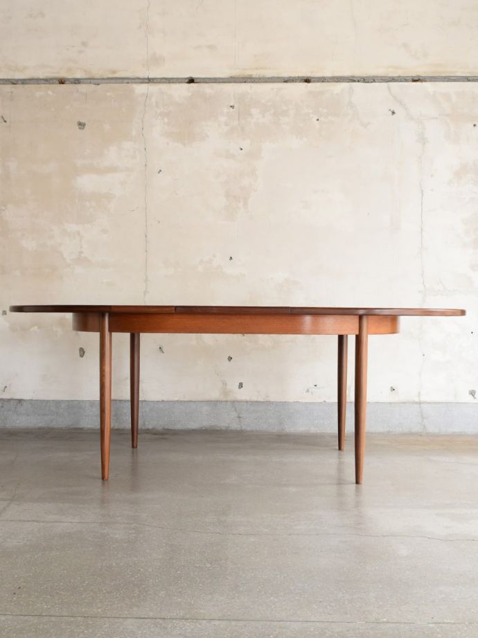 広げた伸長式テーブル