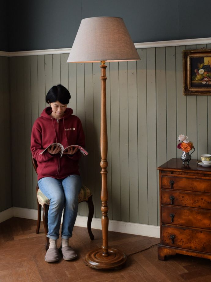 フロアランプの優しい灯り