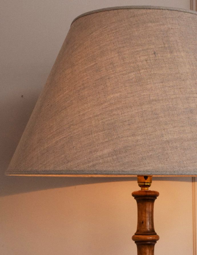 点灯したフロアランプのシェード