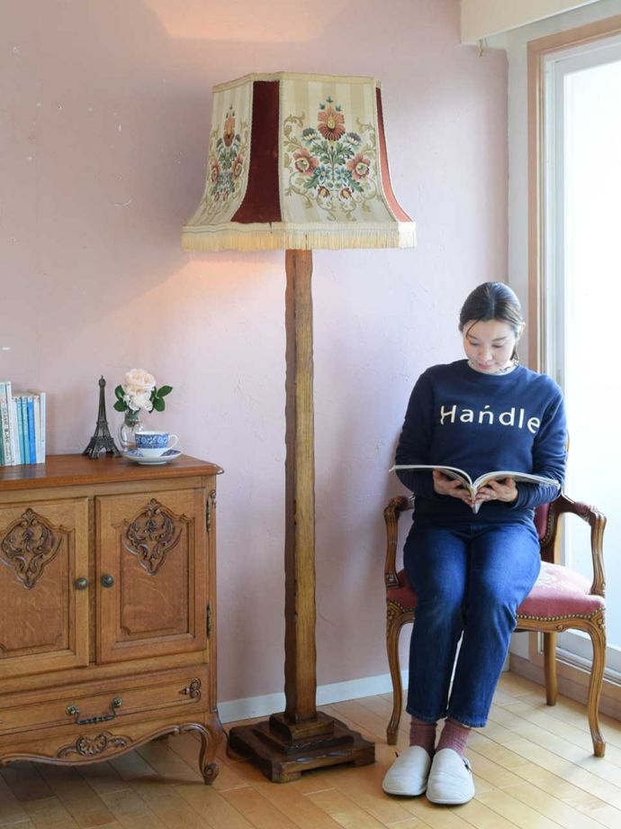 フロアランプの優しい灯り