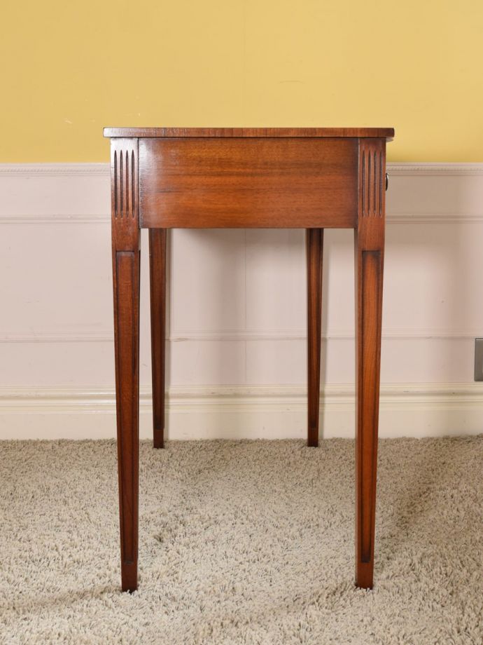 コンソールテーブルの側面