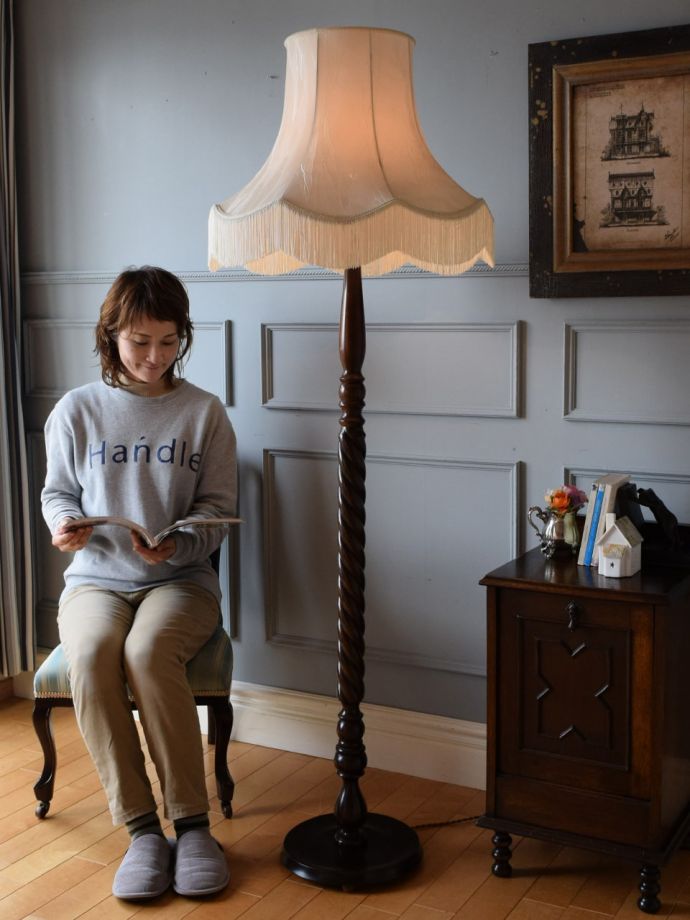 フロアランプの優しい灯り