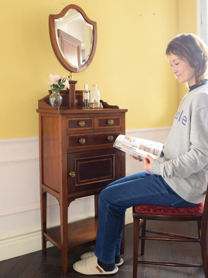 便利に使えるアンティークのドレッサー
