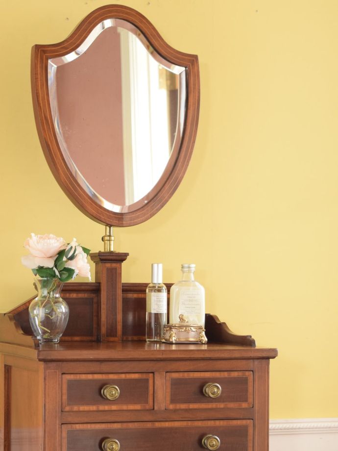 ドレッサーの美しい杢目