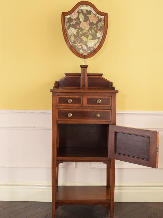 ドレッサーの扉の中