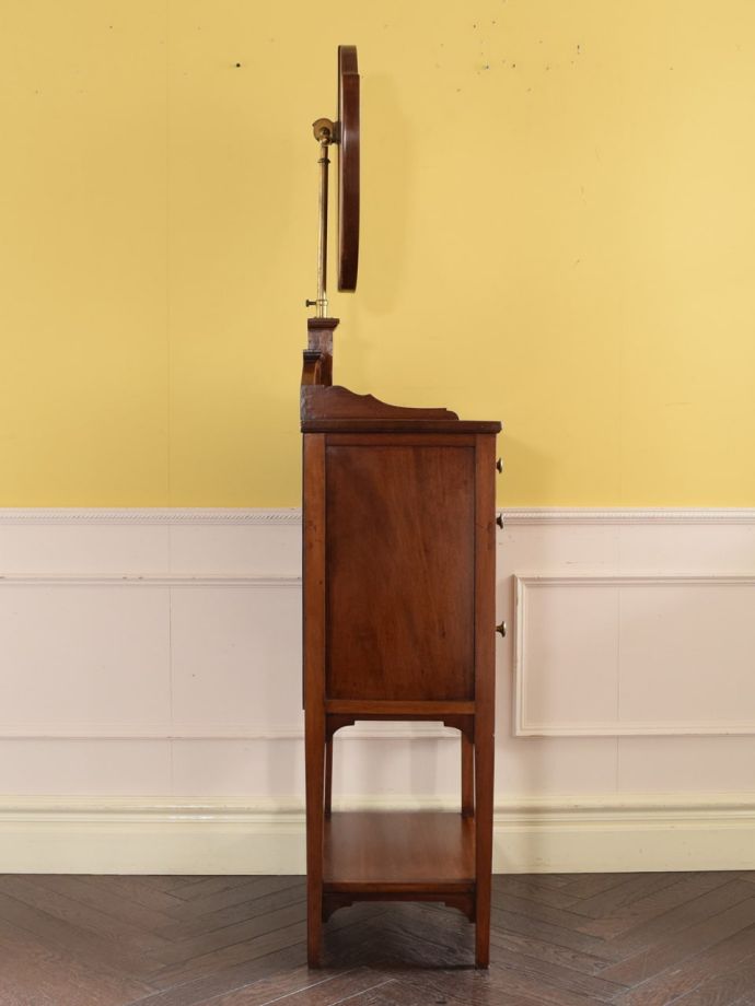 ドレッサーの側面