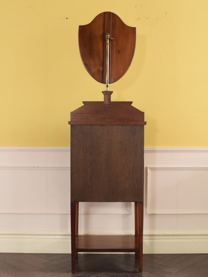 ドレッサーの後ろ姿