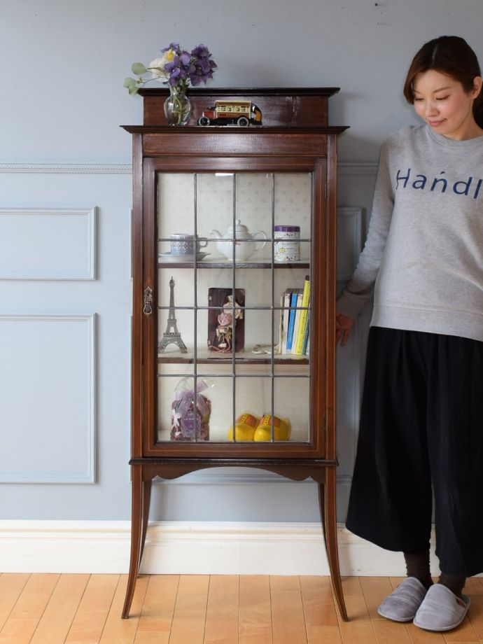 英国アンティークのキャビネット