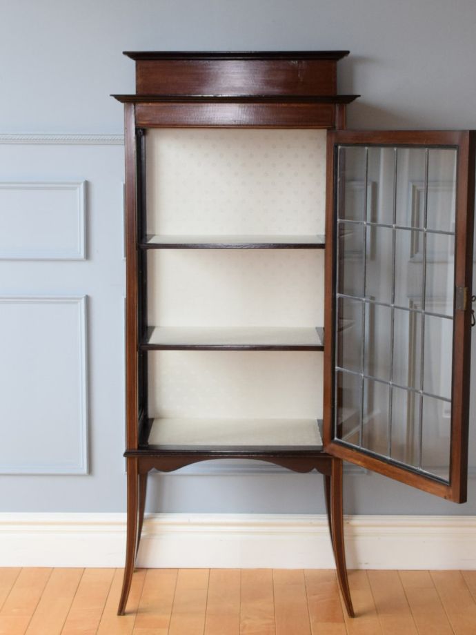 キャビネットの扉の中