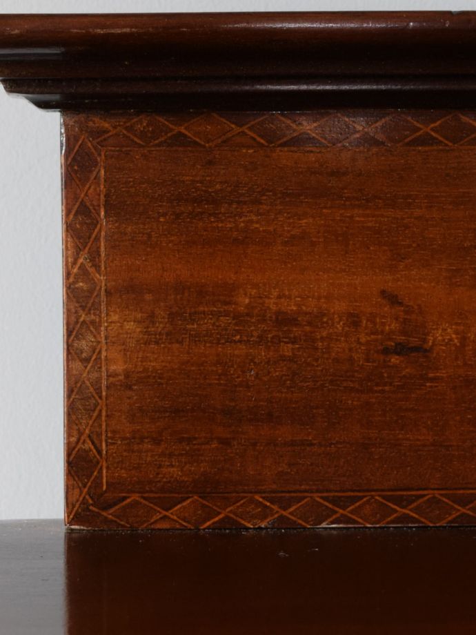 キャビネットの華やかな装飾