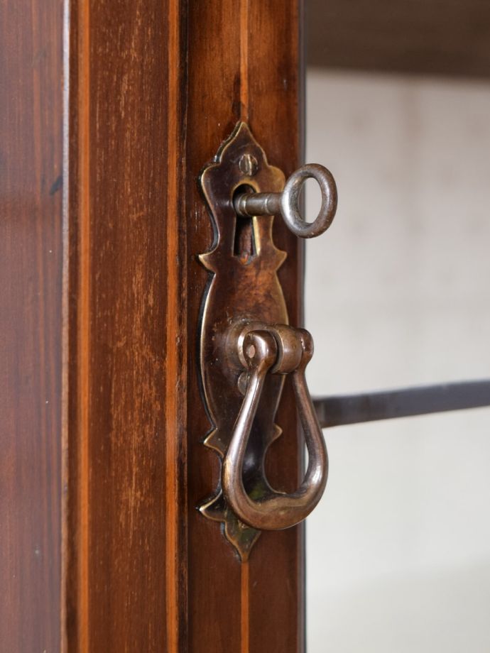 アンティーク家具の取っ手と鍵