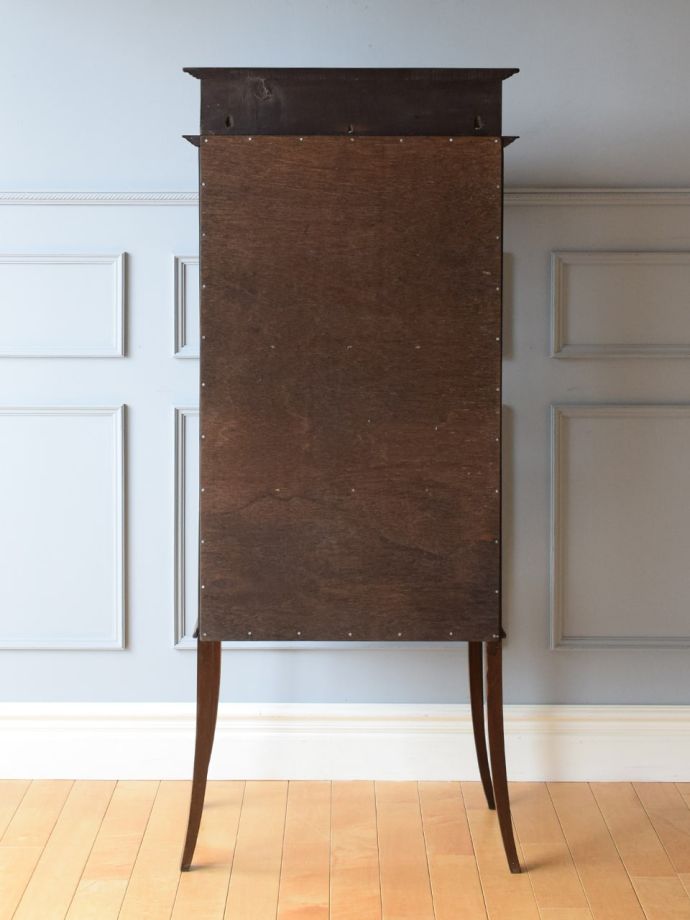 キャビネットの後ろ姿