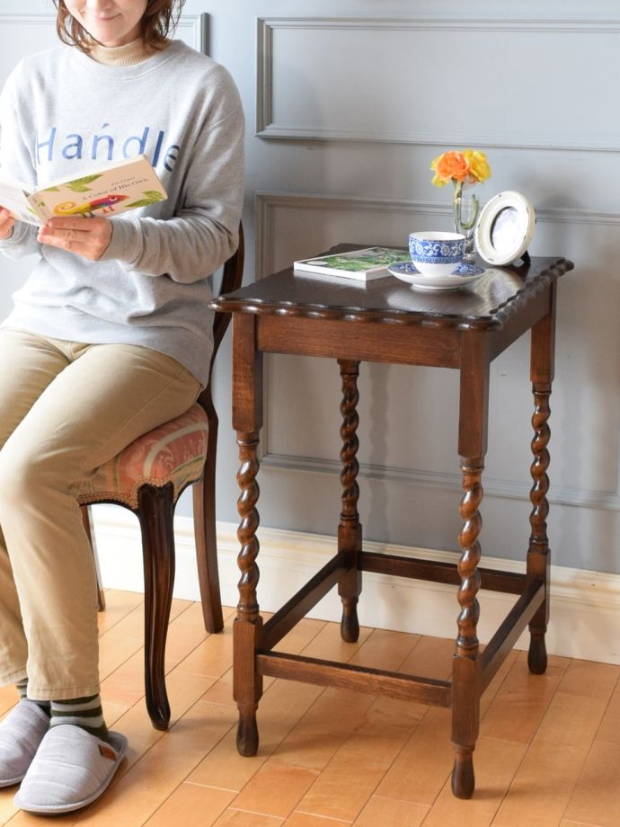 アンティークのオケージョナルテーブル