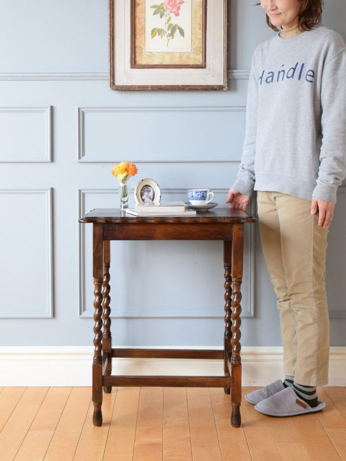 アンティークのオケージョナルテーブル