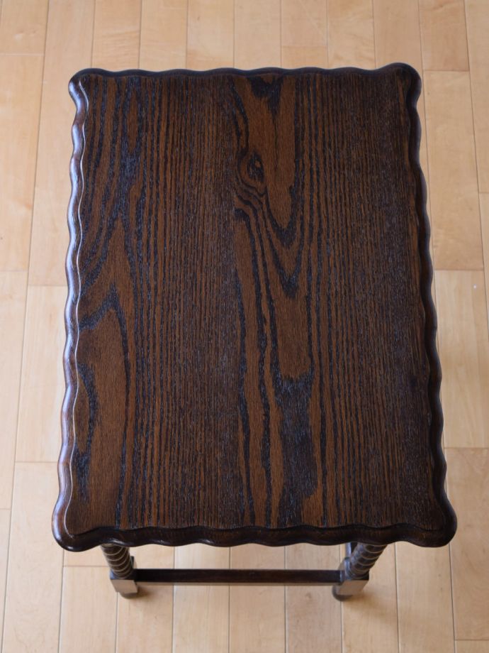 アンティークのサイドテーブルの天板