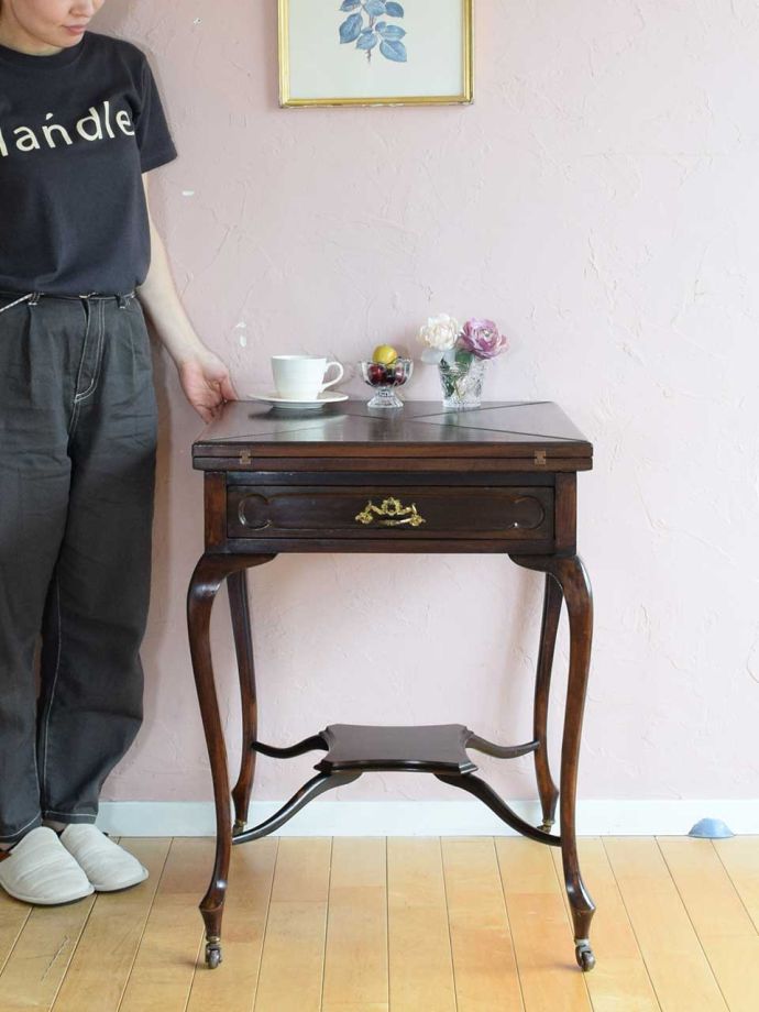 アンティークのオケージョナルテーブル