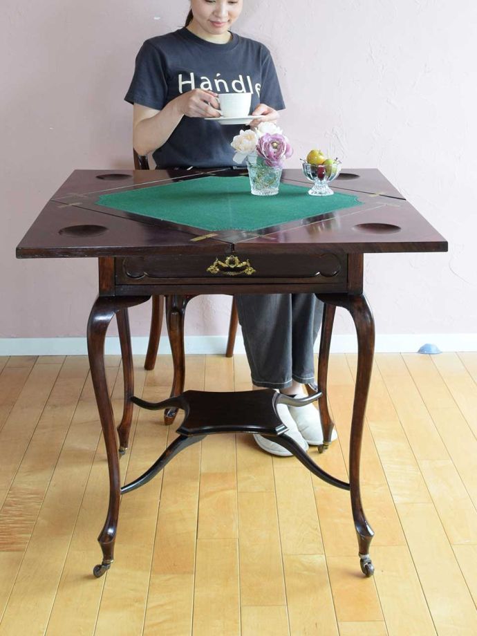 アンティークのサイドテーブル