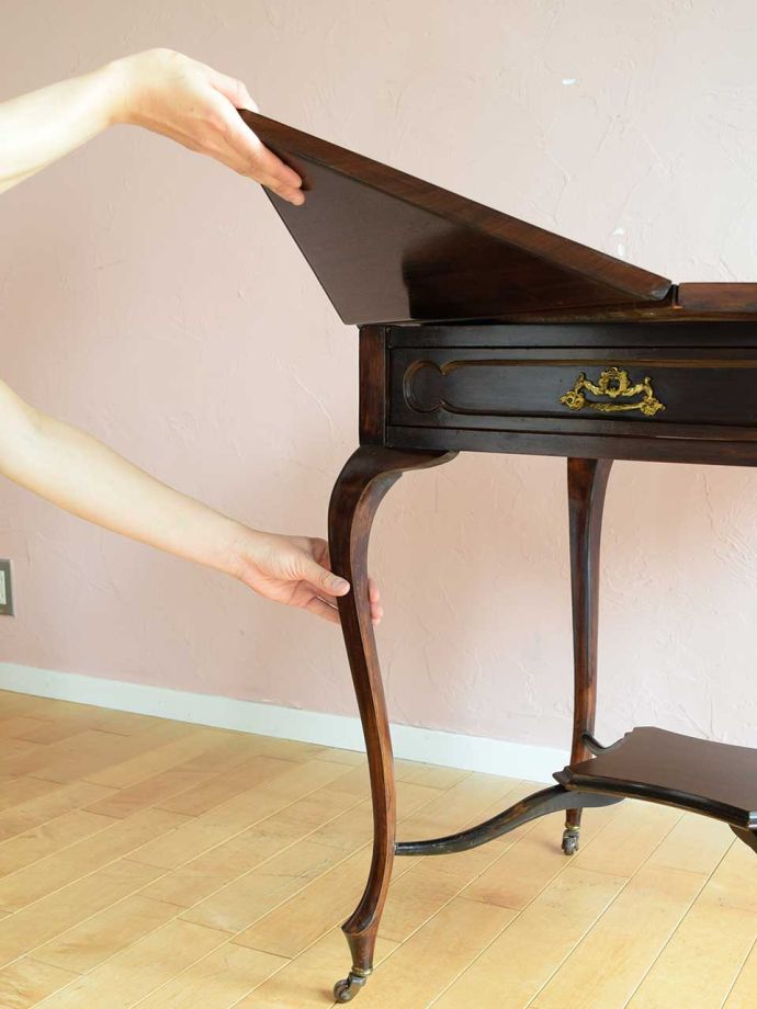 天板が伸張するテーブル