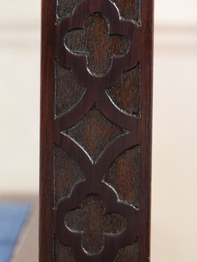 キャビネットの華やかな装飾