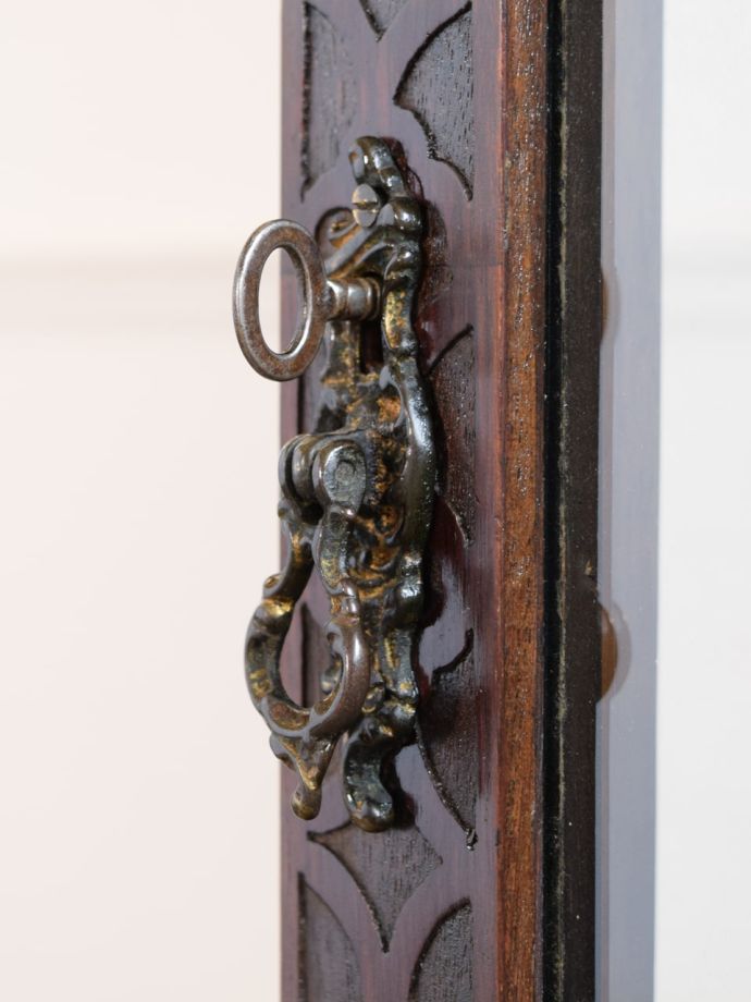 アンティーク家具の取っ手と鍵