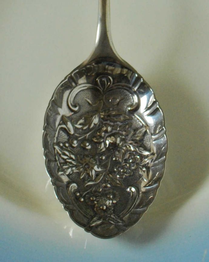 アンティーク シルバー製 アンティーク雑貨 英国伝統のシルバーカトラリー、アンティークのベリースプーン。上から見るとこんな形ですアンティークなので多少のキズやカケがある場合はありますが、使用上問題はありませんのでご了承下さい。(k-3119-z)