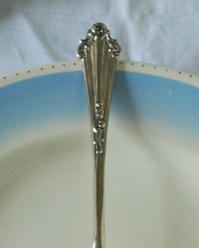 アンティーク シルバー製 アンティーク雑貨 英国伝統のシルバーカトラリー、アンティークのベリースプーン。大切に受け継がれる本物の輝き細かい細工が施された英国を代表するアンティーク、シルバー製品。(k-3119-z)