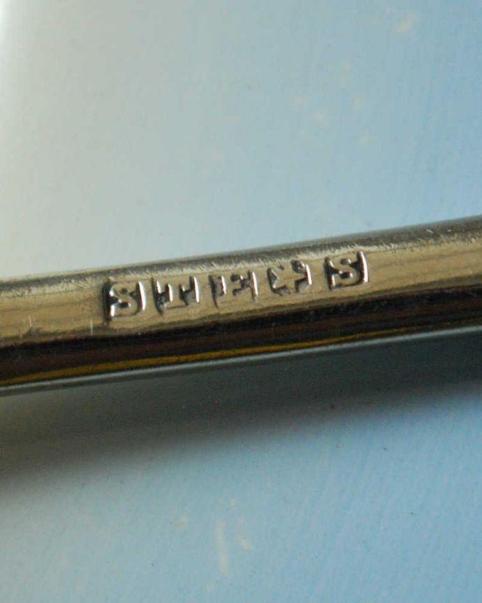 アンティーク シルバー製 アンティーク雑貨 英国伝統のシルバーカトラリー、アンティークのベリースプーン。裏側には品質の証刻印が彫ってあります。(k-3119-z)