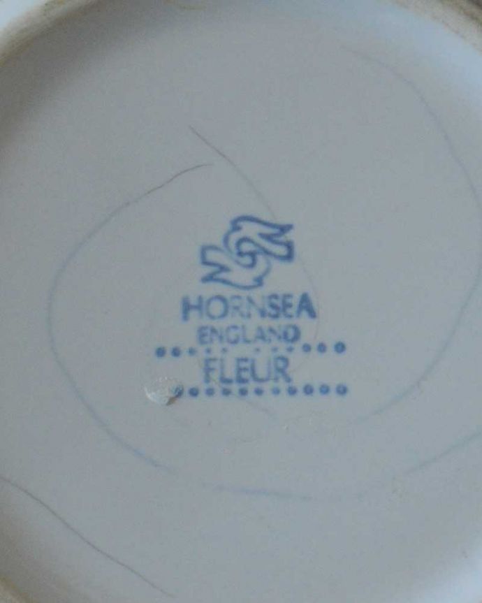Hornsea(ホーンジー) アンティーク雑貨 イギリスのビンテージ食器、ホーンジー社のFleur(フルール)のティーカップ。裏側には品質の証製造メーカー保証の意味がこもった窯印、ポーセリンマークがあります。(k-3120-z)