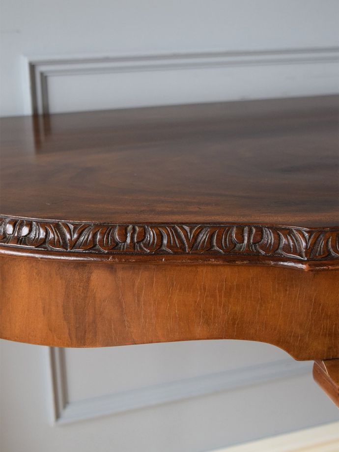 英国アンティーク家具らしい彫