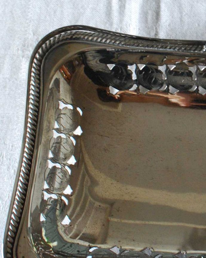 アンティーク シルバー製　アンティーク雑貨　英国銀アイテム、持ち手付きのアンティークシルバープレートバスケット。果物のために作られた美しい器持ち手つきの器は、昔、貴重だった果物を入れて運ぶための器として作られました。(k-3122-z)