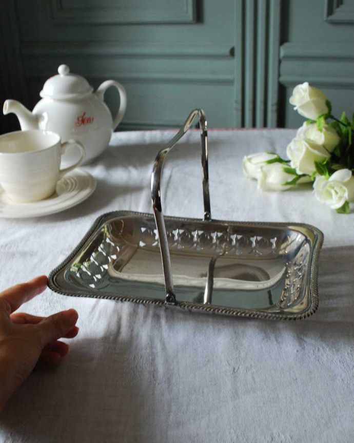 アンティーク シルバー製　アンティーク雑貨　英国銀アイテム、持ち手付きのアンティークシルバープレートバスケット。持ち手付きなので移動にも便利中にいろんなものを入れて運べる持ち手つきのバスケット。(k-3122-z)