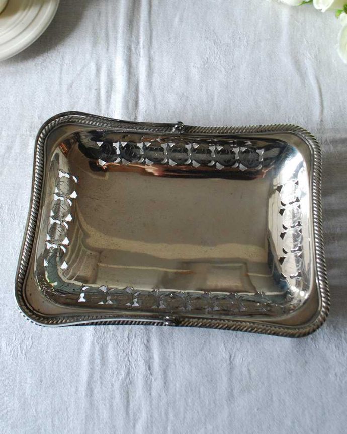 アンティーク シルバー製　アンティーク雑貨　英国銀アイテム、持ち手付きのアンティークシルバープレートバスケット。上から見るとこんな形ですアンティークなので多少のキズ・汚れがある場合がありますが、使用上問題はありませんので、ご了承下さい。(k-3122-z)