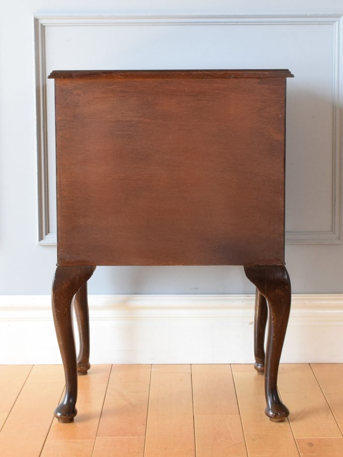 チェストの後ろ姿