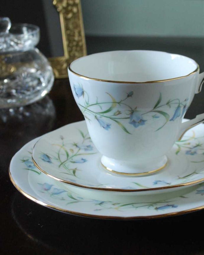 アンティーク 陶磁器の雑貨　アンティーク雑貨　ダッチェス DUCHESS (Harebell )のブルーのお花がキレイなアンティークカップ＆ソーサートリオ。飾って使って楽しむ小さなアンティークアンティークでしか手に入れることが出来ない美しい模様のカップ＆ソーサー。(k-3123-z)