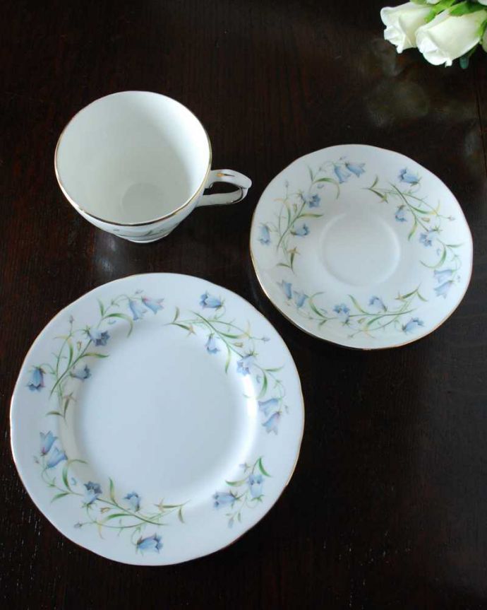 アンティーク 陶磁器の雑貨　アンティーク雑貨　ダッチェス DUCHESS (Harebell )のブルーのお花がキレイなアンティークカップ＆ソーサートリオ。上から見るとこんな感じです状態のいいものだけを選んでいますが、アンティークなのでキズや欠けがある場合があります。(k-3123-z)